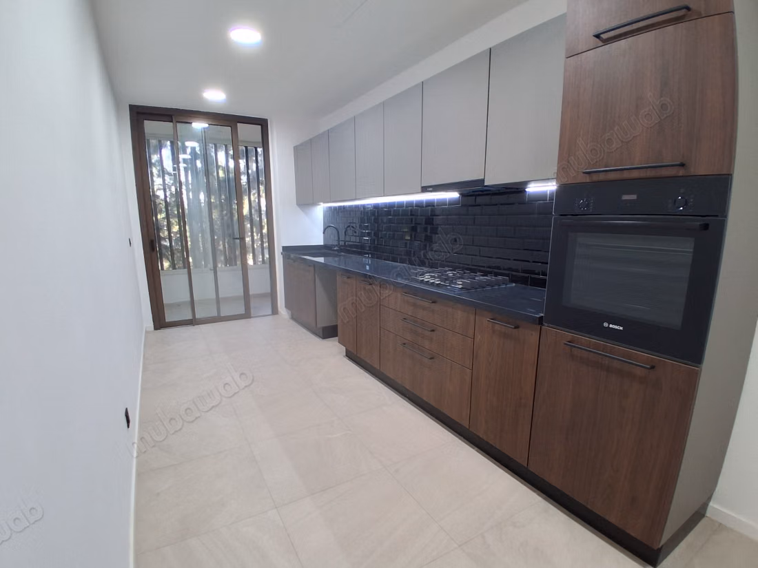 Appartement à louer à Souissi. 2 chambres. Porte blindée et résidence sécurisée