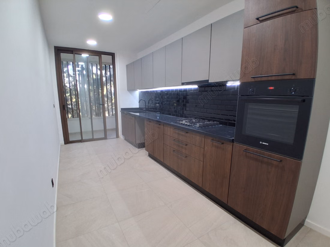 Appartement à louer à Souissi. 2 chambres. Porte blindée et résidence sécurisée