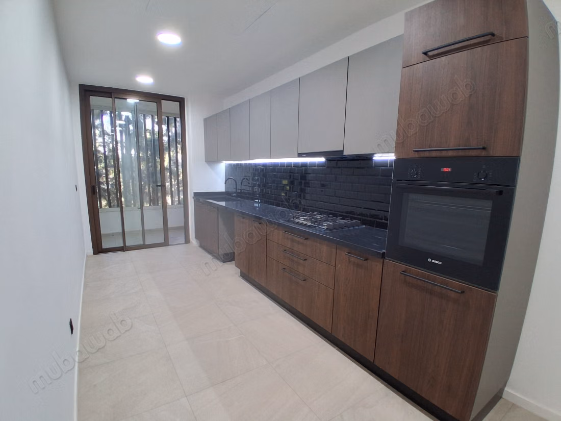 Appartement à louer à Souissi. 2 chambres. Porte blindée et résidence sécurisée
