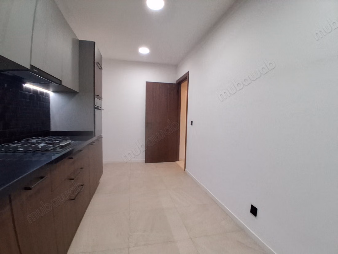 Appartement à louer à Souissi. 2 chambres. Porte blindée et résidence sécurisée