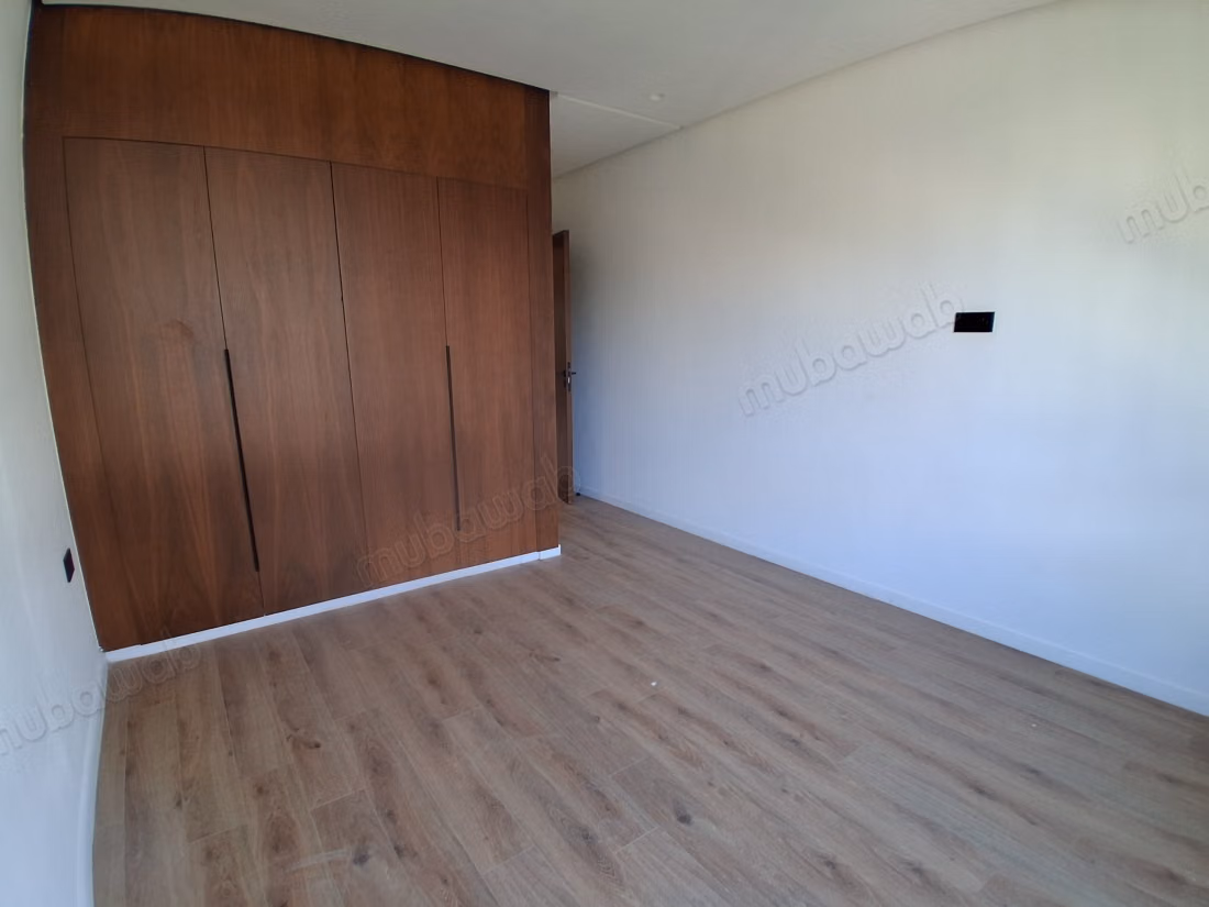 Appartement à louer à Souissi. 2 chambres. Porte blindée et résidence sécurisée