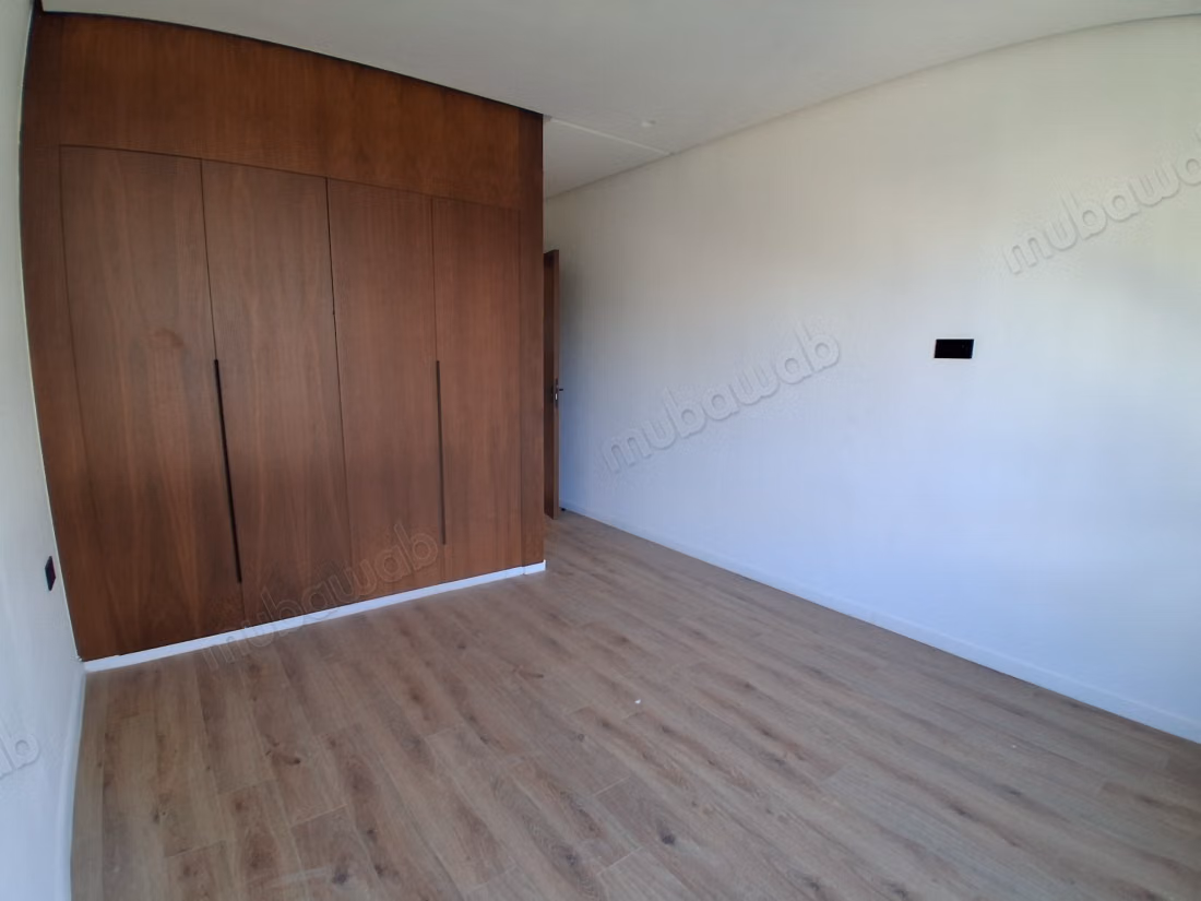 Appartement à louer à Souissi. 2 chambres. Porte blindée et résidence sécurisée