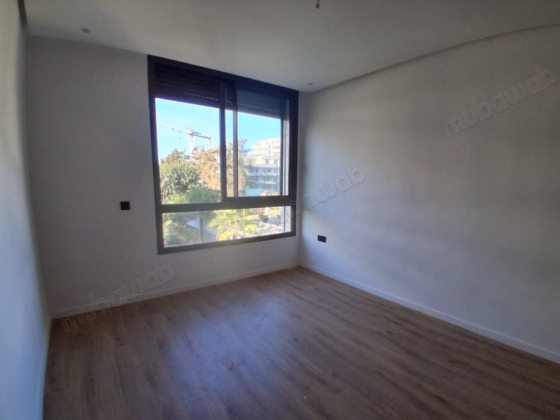 Appartement à louer à Souissi. 2 chambres. Porte blindée et résidence sécurisée