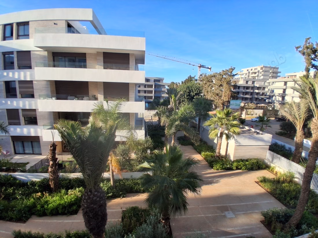 Appartement à louer à Souissi. 2 chambres. Porte blindée et résidence sécurisée