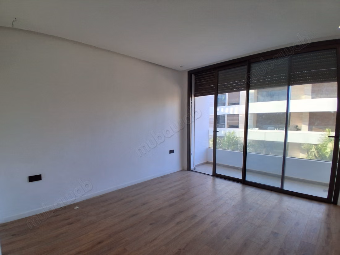 Appartement à louer à Souissi. 2 chambres. Porte blindée et résidence sécurisée