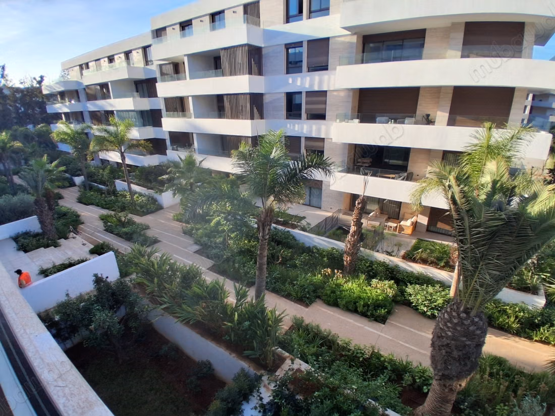 Appartement à louer à Souissi. 2 chambres. Porte blindée et résidence sécurisée