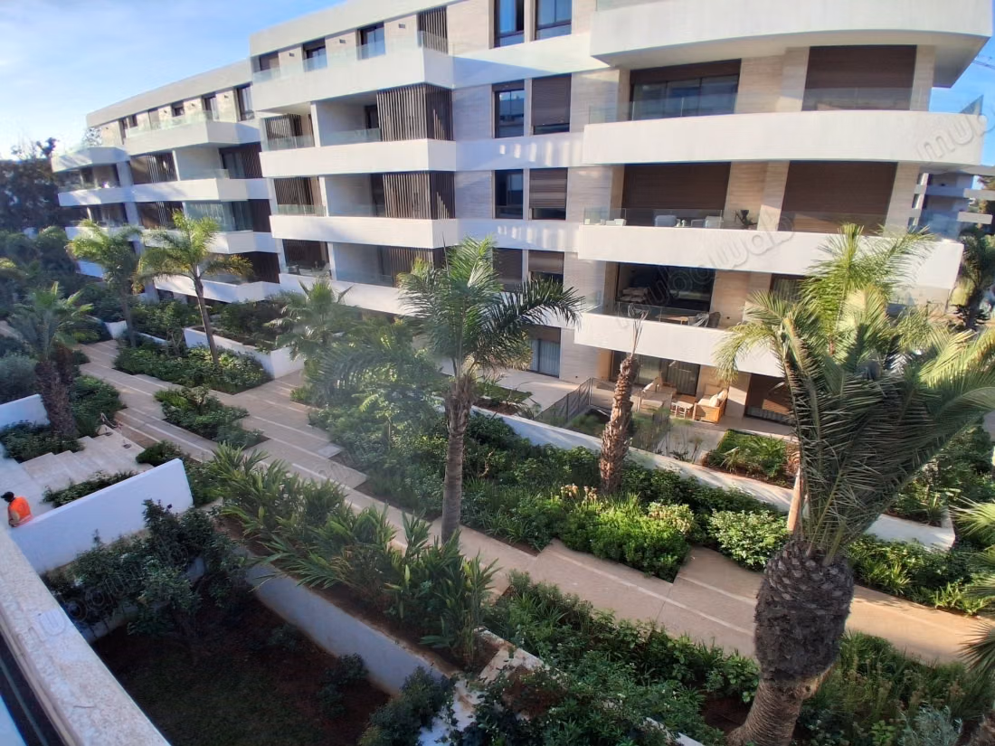 Appartement à louer à Souissi. 2 chambres. Porte blindée et résidence sécurisée