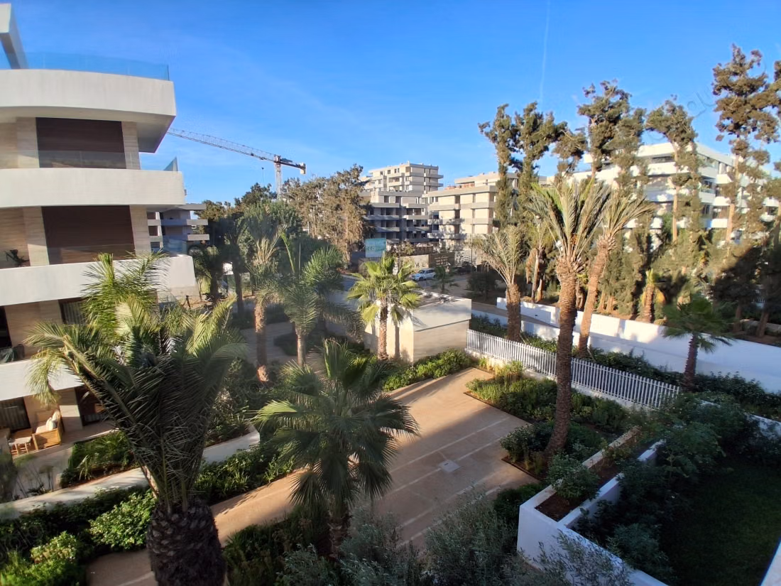 Appartement à louer à Souissi. 2 chambres. Porte blindée et résidence sécurisée