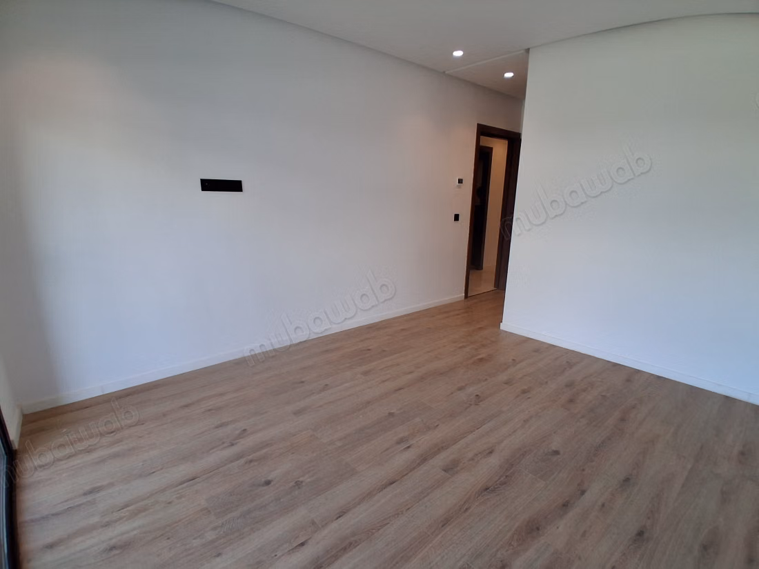 Appartement à louer à Souissi. 2 chambres. Porte blindée et résidence sécurisée