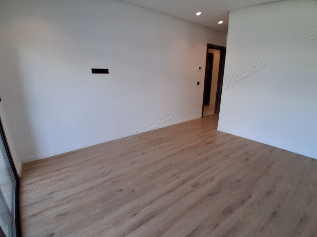 Appartement à louer à Souissi. 2 chambres. Porte blindée et résidence sécurisée