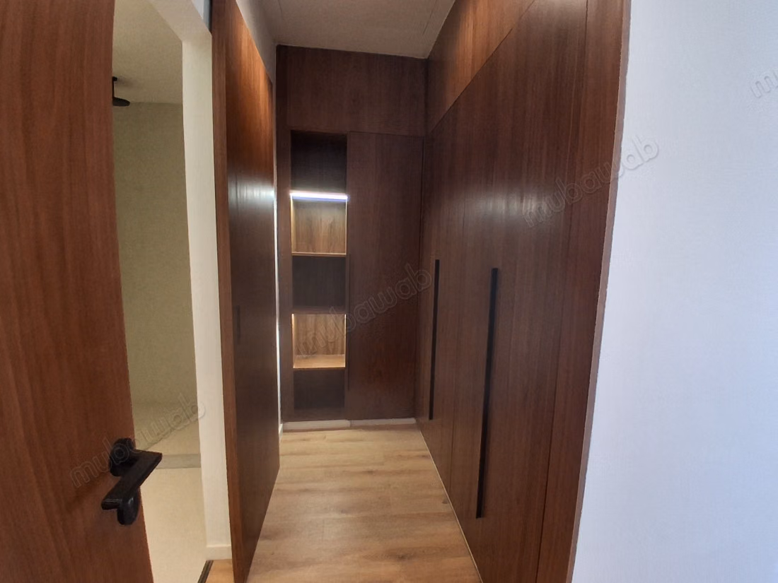 Appartement à louer à Souissi. 2 chambres. Porte blindée et résidence sécurisée