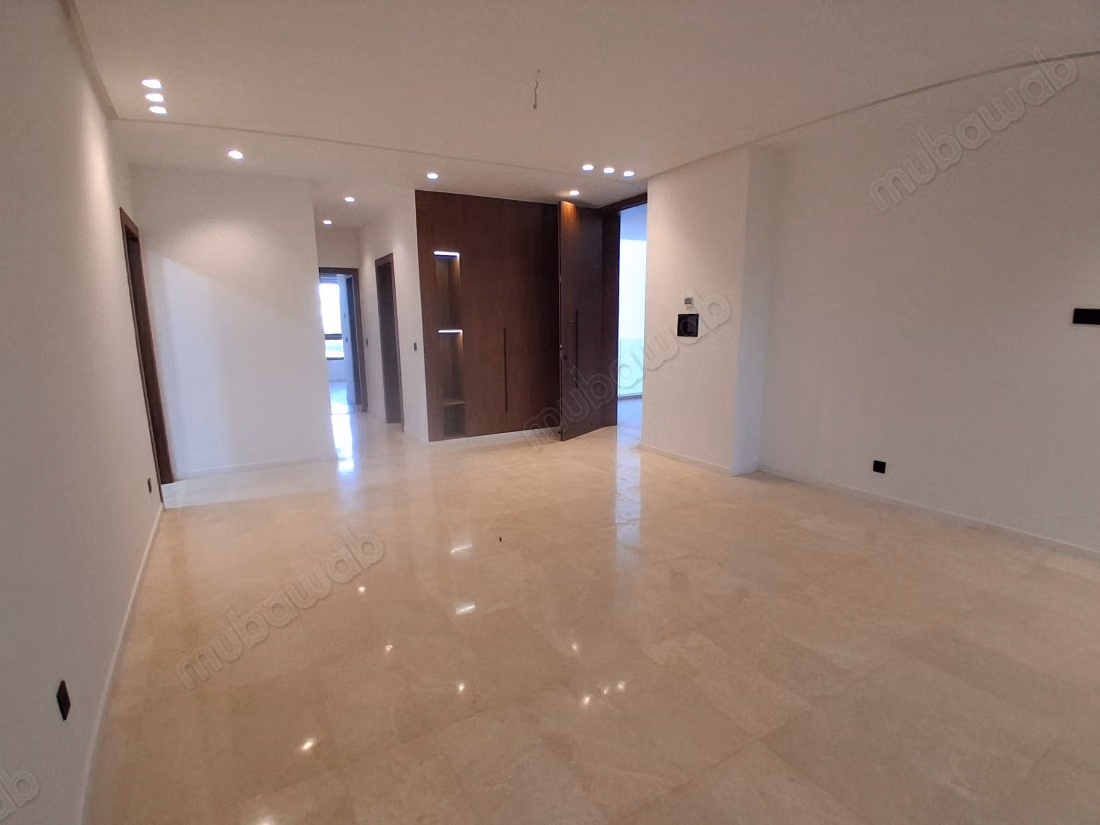 Appartement à louer à Souissi. 2 chambres. Porte blindée et résidence sécurisée