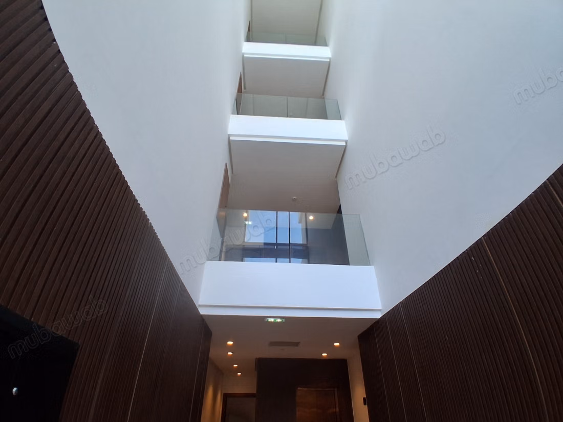 Appartement à louer à Souissi. 2 chambres. Porte blindée et résidence sécurisée