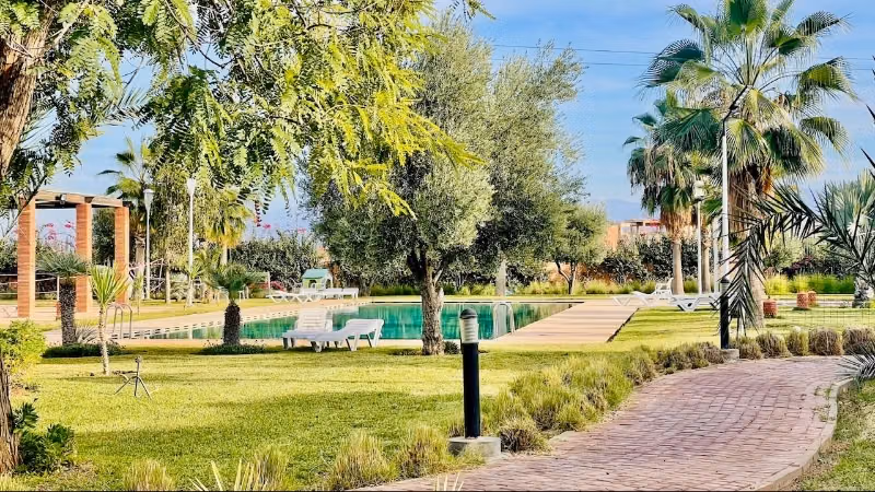 Luxury furnished villa in the heart of a high-end residence with pool - Exceptional location