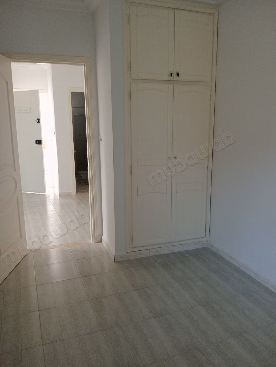 Location d'un appartement à Tunis Ville. 
3 grandes pièces. 
Cuisinière avec four