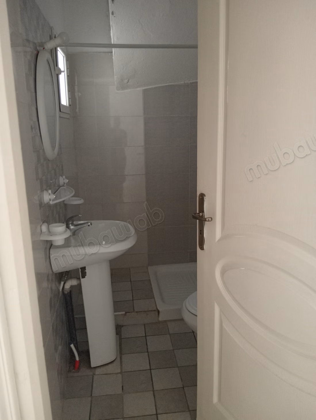 Location d'un appartement à Tunis Ville. 
3 grandes pièces. 
Cuisinière avec four