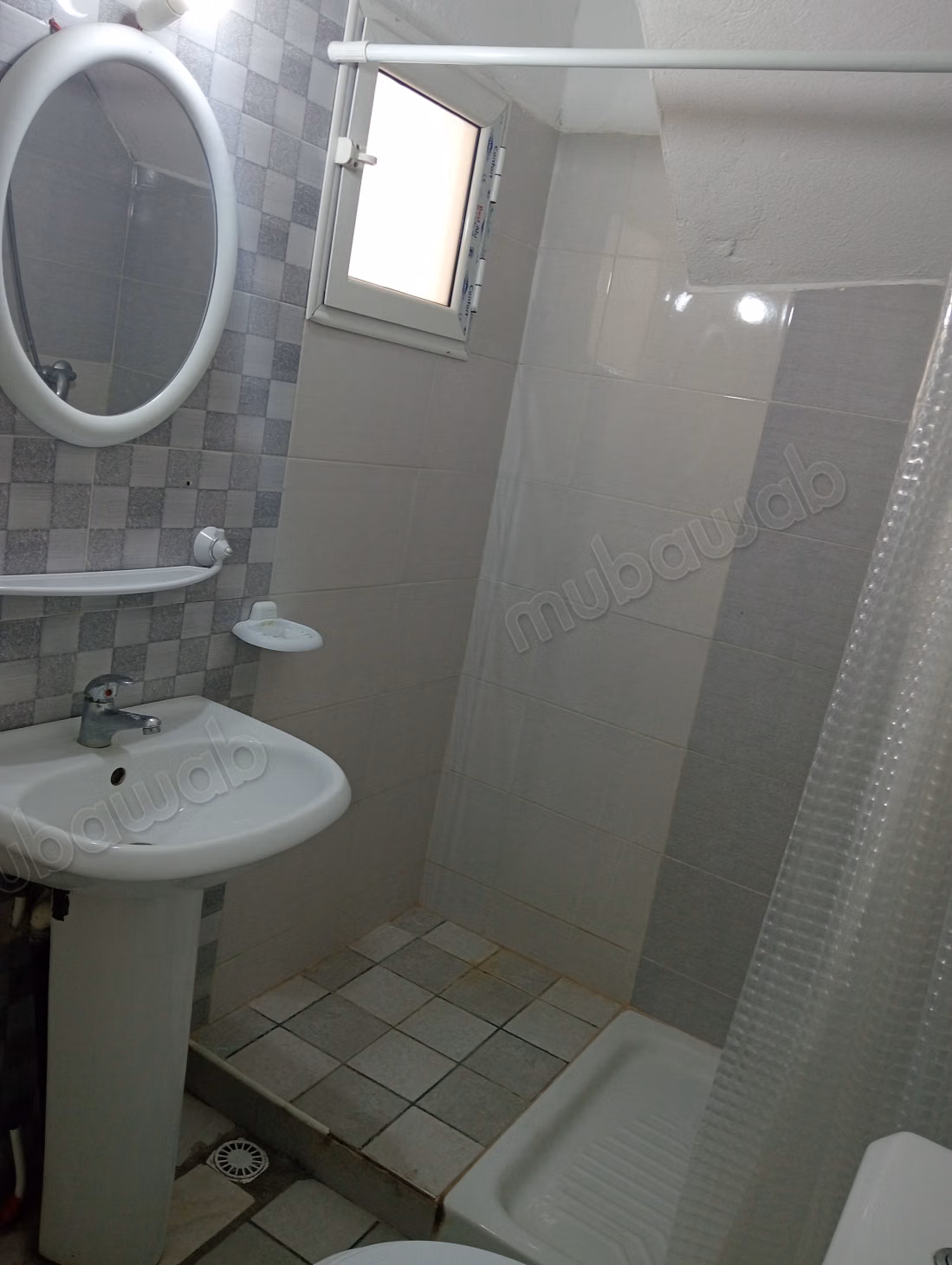 Location d'un appartement à Tunis Ville. 
3 grandes pièces. 
Cuisinière avec four