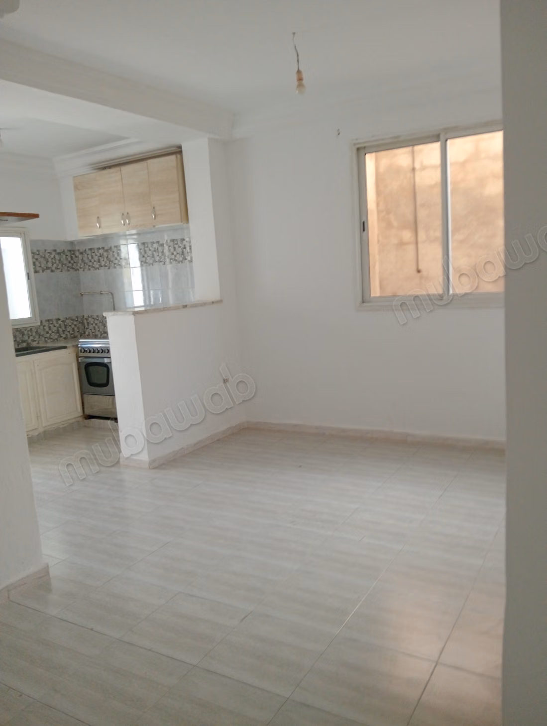 Location d'un appartement à Tunis Ville. 
3 grandes pièces. 
Cuisinière avec four