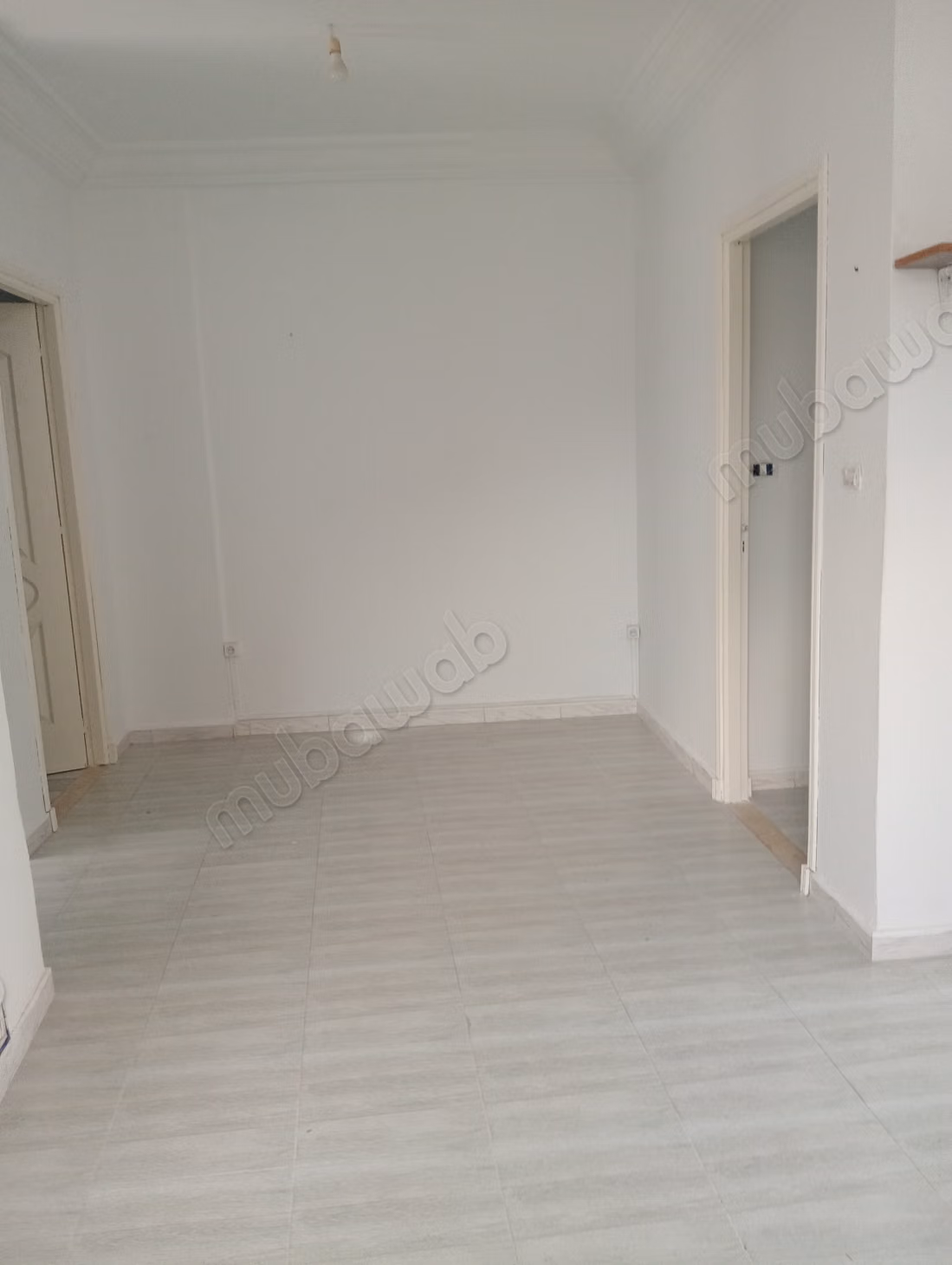 Location d'un appartement à Tunis Ville. 
3 grandes pièces. 
Cuisinière avec four