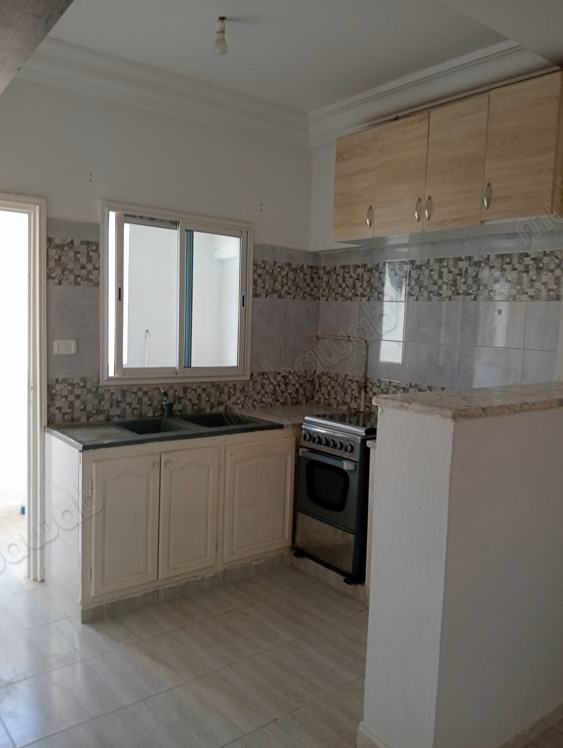 Location d'un appartement à Tunis Ville. 
3 grandes pièces. 
Cuisinière avec four
