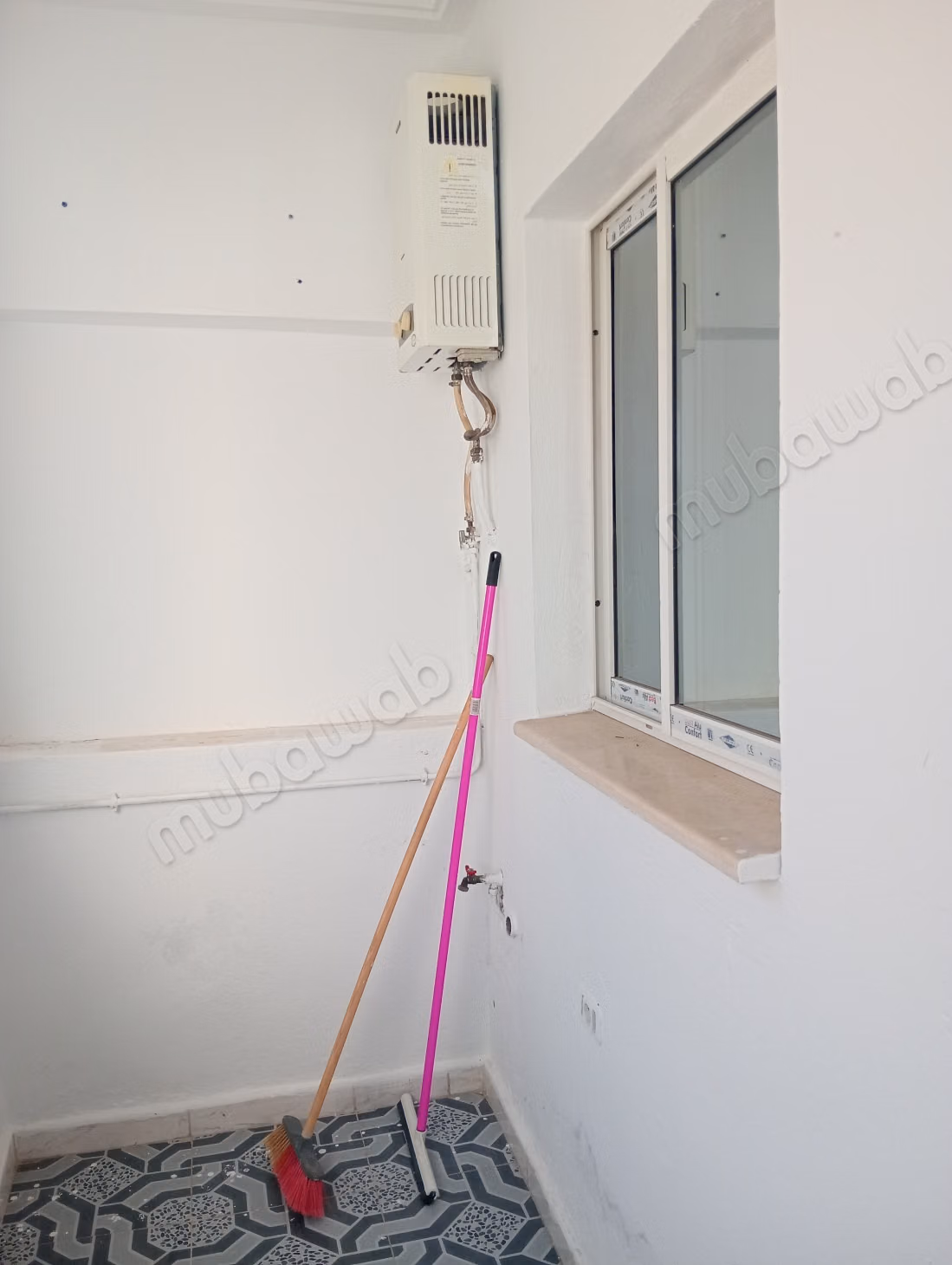 Location d'un appartement à Tunis Ville. 
3 grandes pièces. 
Cuisinière avec four