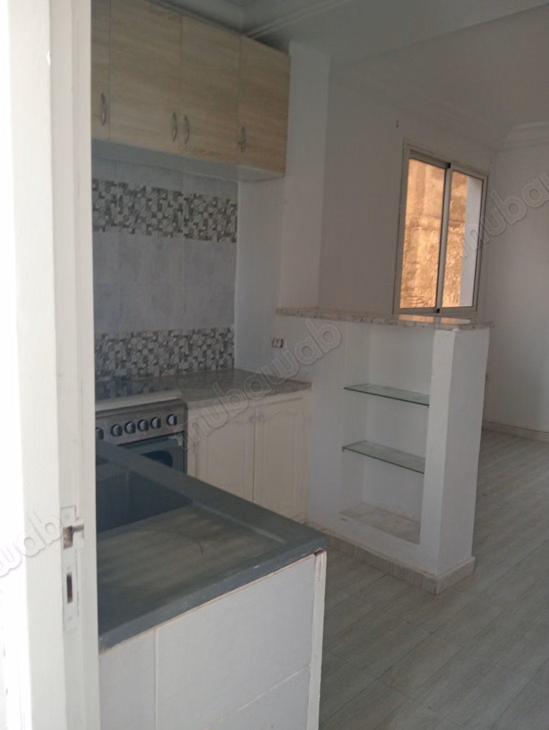 Location d'un appartement à Tunis Ville. 
3 grandes pièces. 
Cuisinière avec four