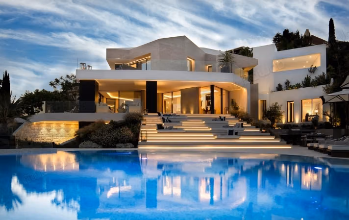 Villa to be demolished in Ain Diab in a strategic location. Area 1170 m²