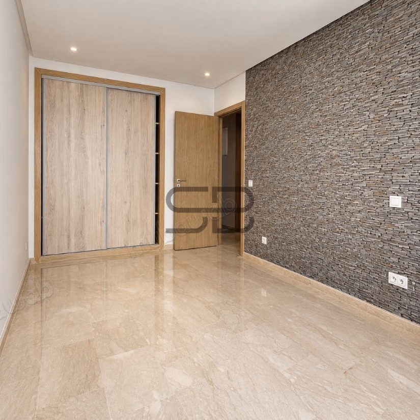 Moderne Lege Appartement Driehoek van Goud