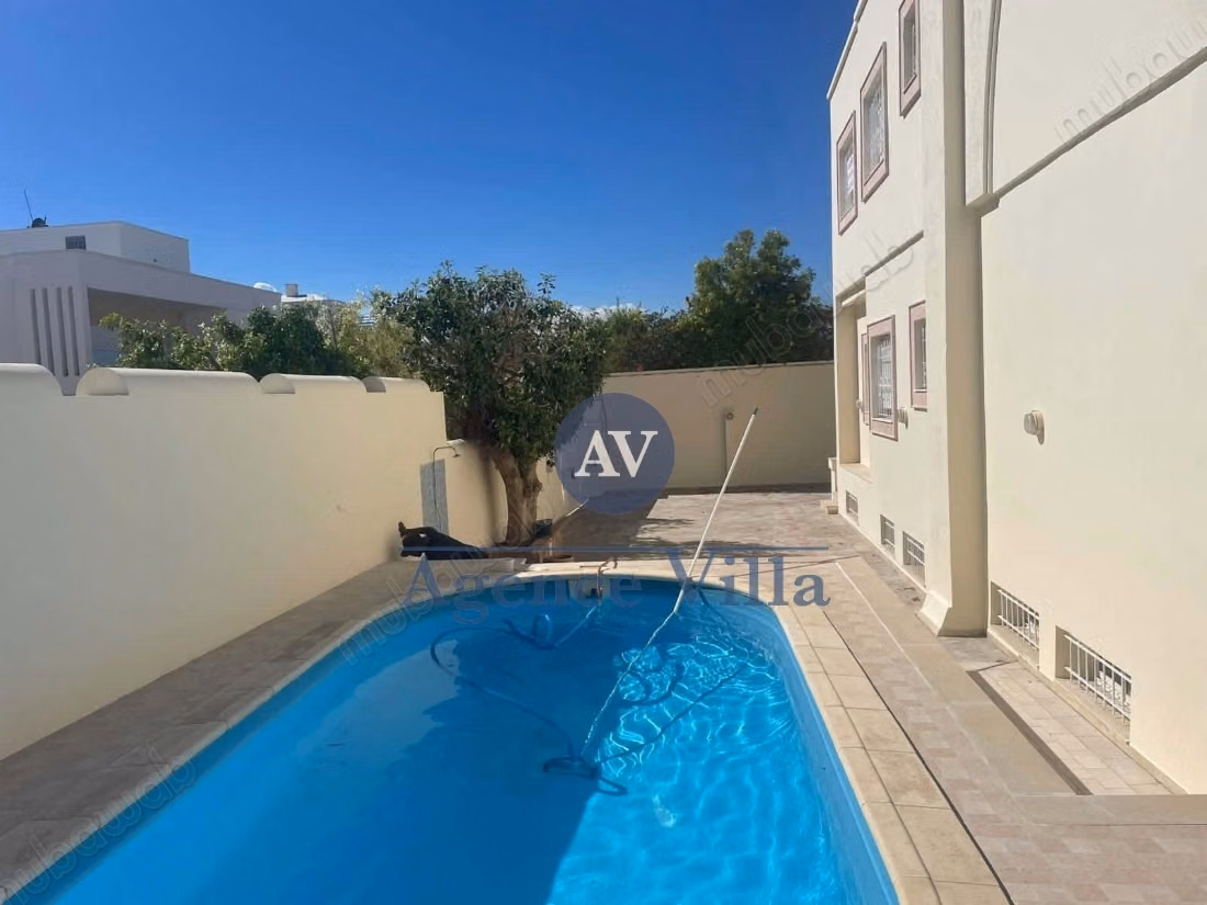 A louer villa s4 avec piscine à Gammarth