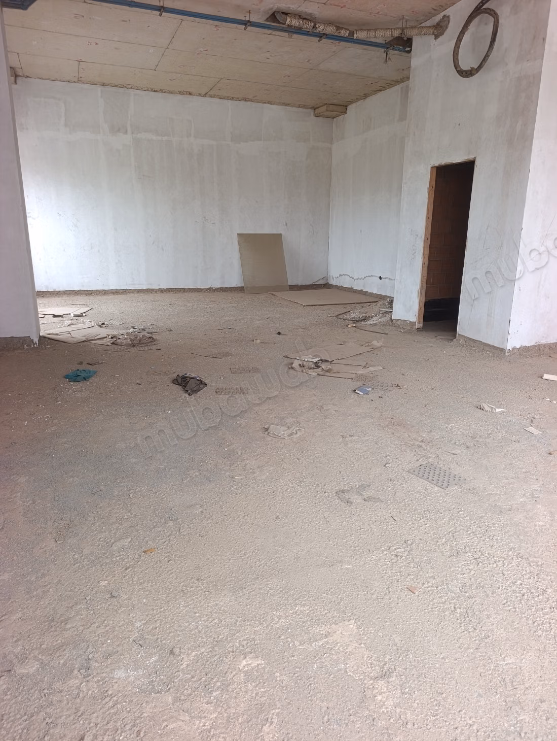 Local commercial à l'achat à Almaz. 
Surface de 122 m². 
Résidence avec concierge