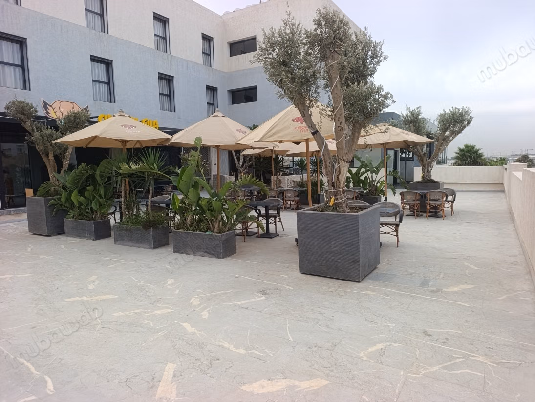 Local commercial à l'achat à Almaz. 
Surface de 122 m². 
Résidence avec concierge