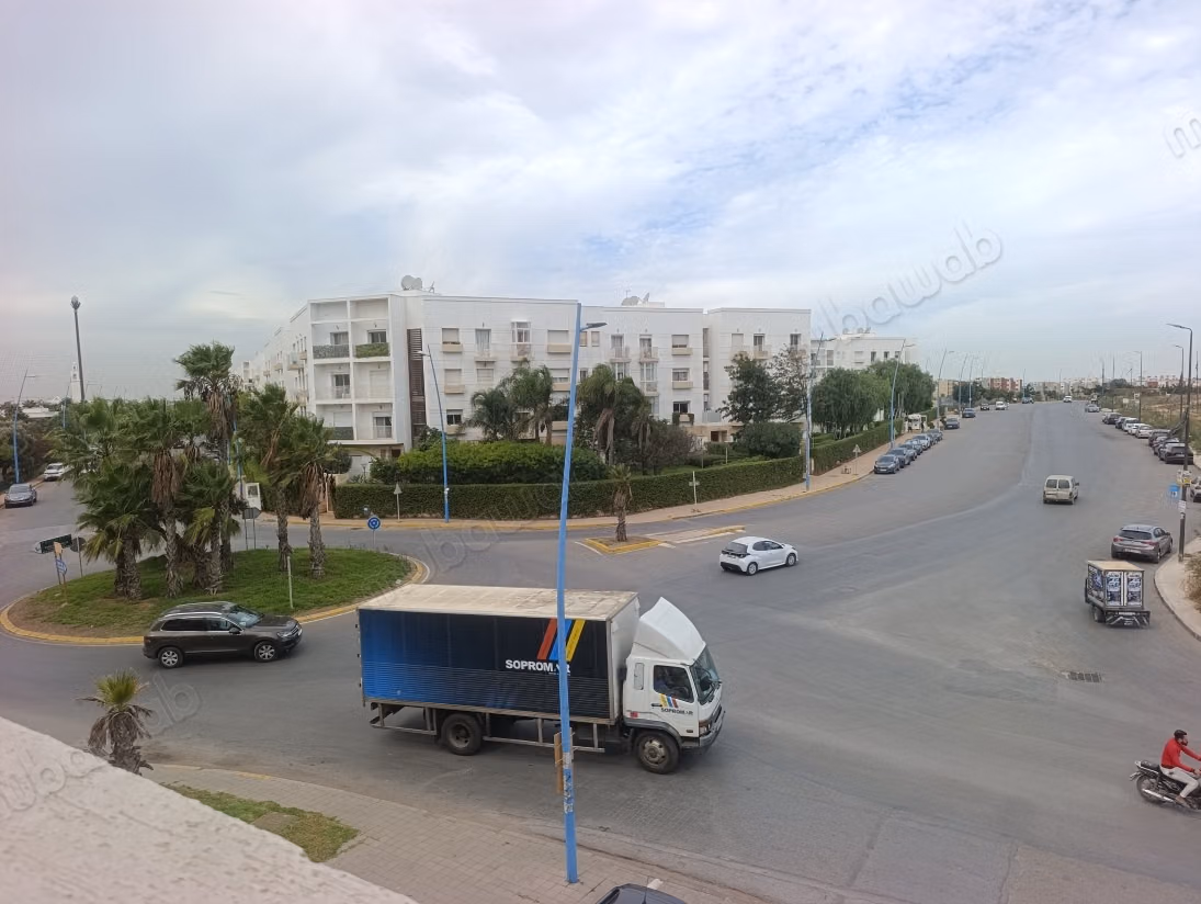 Local commercial à l'achat à Almaz. 
Surface de 122 m². 
Résidence avec concierge