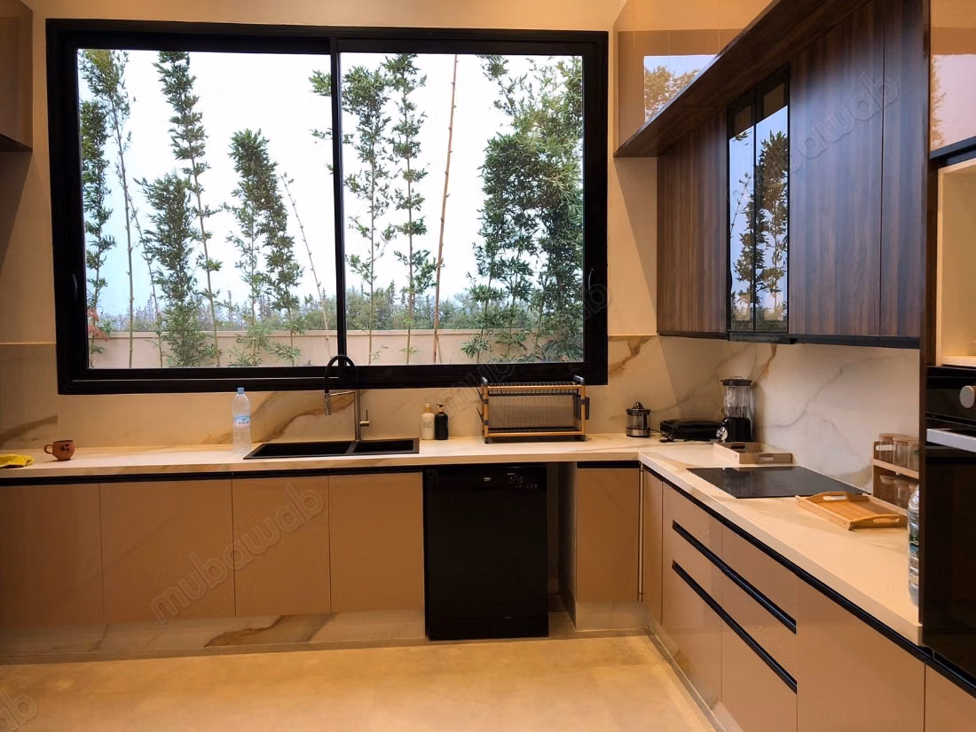 Villa van hoge standaard te huur op Route de l'Ourika. Oppervlakte 500 m². Goed ingericht