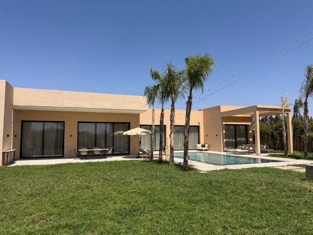 Villa van hoge standaard te huur op Route de l'Ourika. Oppervlakte 500 m². Goed ingericht
