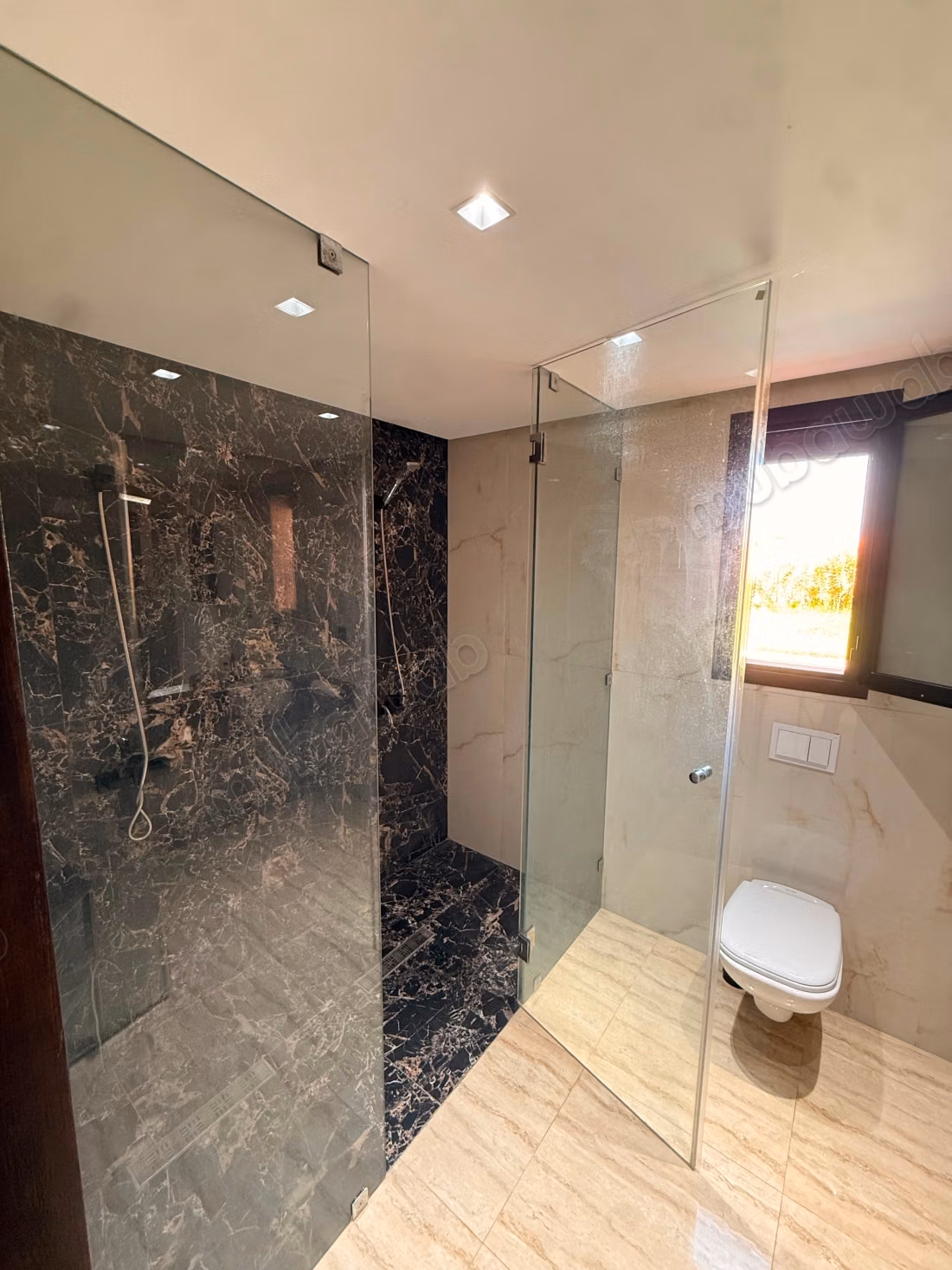 Villa van hoge standaard te huur op Route de l'Ourika. Oppervlakte 500 m². Goed ingericht