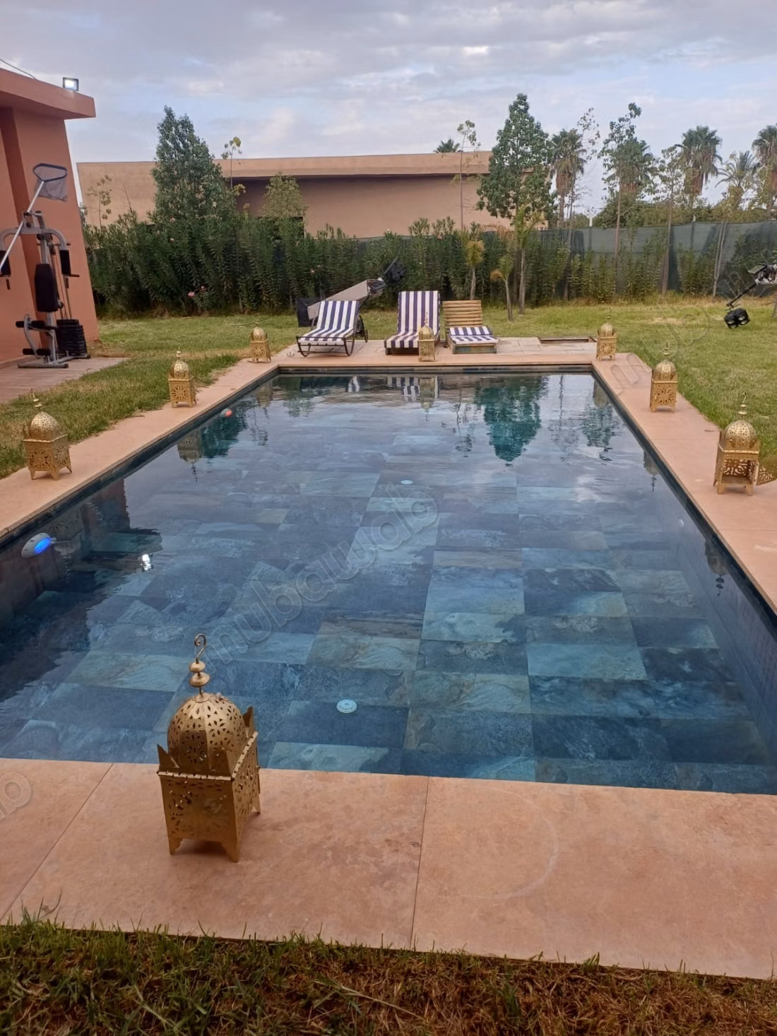 Villa van hoge standaard te huur op Route de l'Ourika. Oppervlakte 500 m². Goed ingericht
