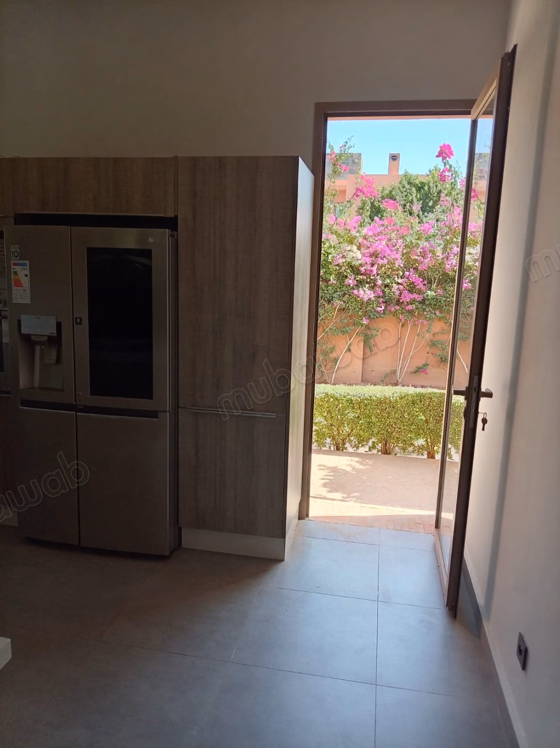Magnifique villa à louer à Ennakhil Palmeraie. 4 chambres agréables. Service de concierge et climatisation