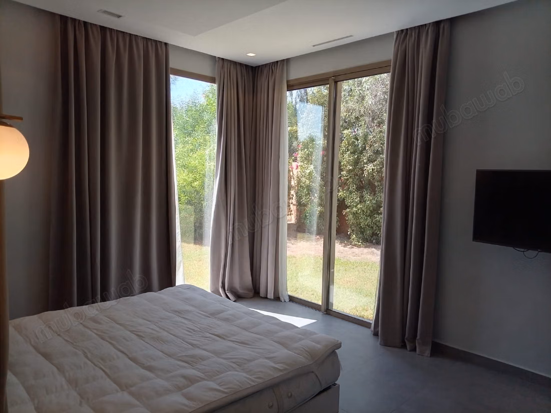 Magnifique villa à louer à Ennakhil Palmeraie. 4 chambres agréables. Service de concierge et climatisation