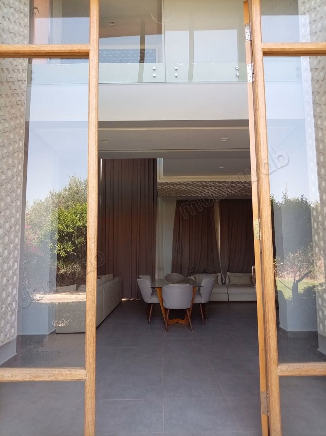 Magnifique villa à louer à Ennakhil Palmeraie. 4 chambres agréables. Service de concierge et climatisation