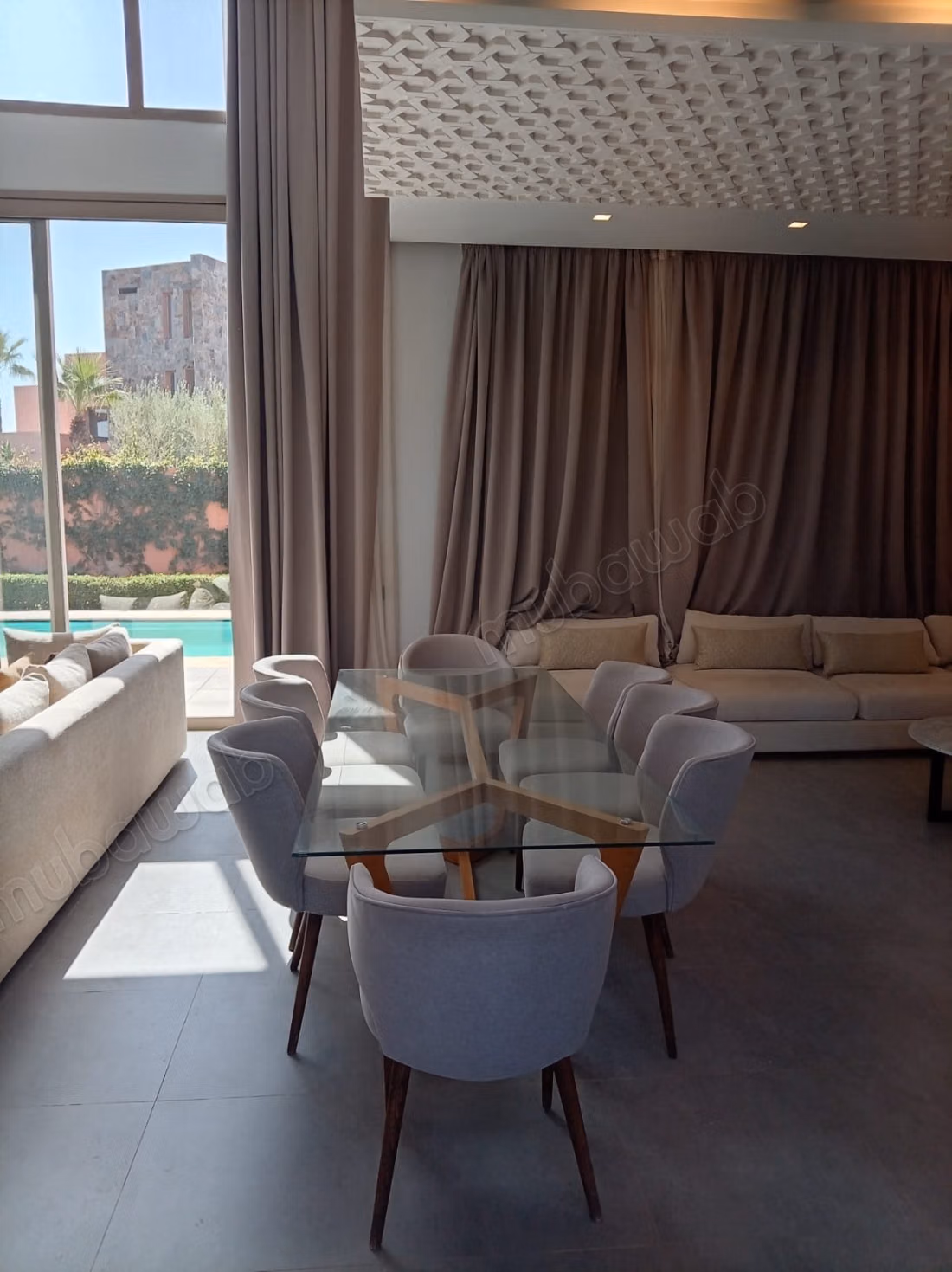 Magnifique villa à louer à Ennakhil Palmeraie. 4 chambres agréables. Service de concierge et climatisation