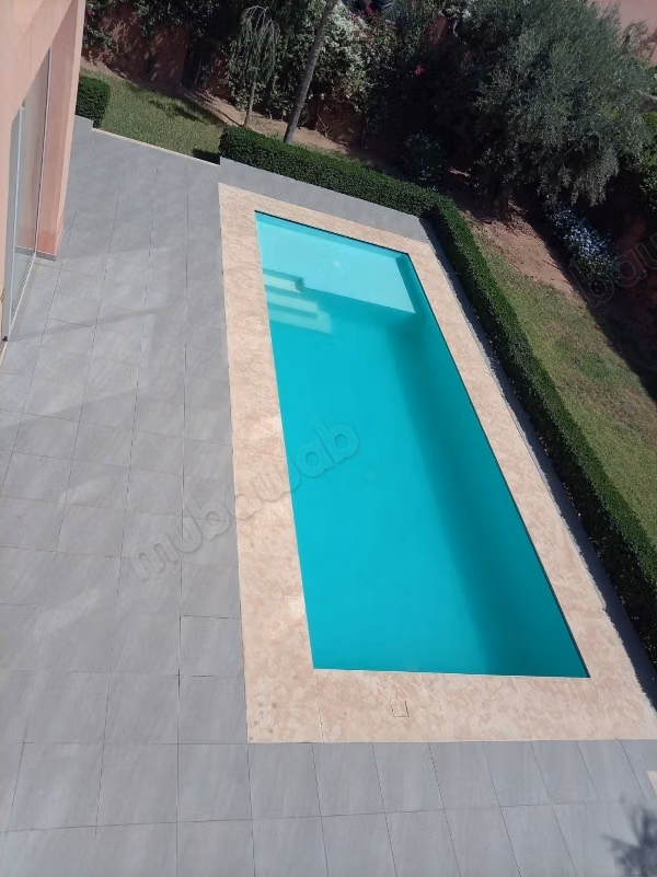 Prachtige villa te huur in Ennakhil Palmeraie. 4 comfortabele kamers. Conciërgeservice en airconditioning