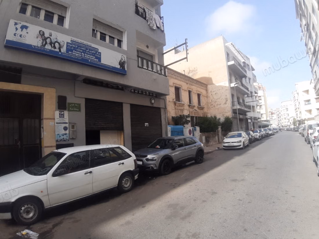 Vend local commercial à Belvédère.
Superficie 240 m²