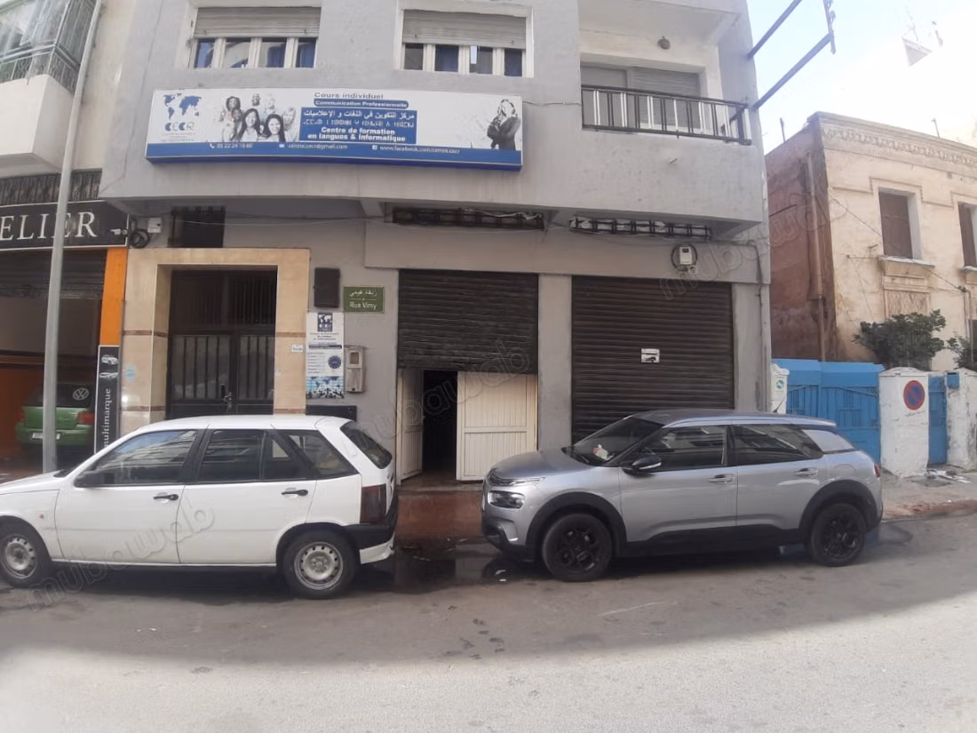 Vend local commercial à Belvédère.
Superficie 240 m²