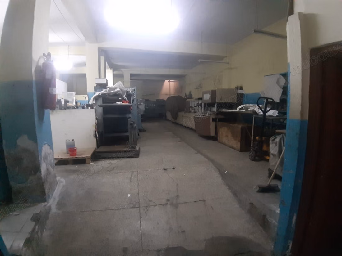 Vend local commercial à Belvédère.
Superficie 240 m²