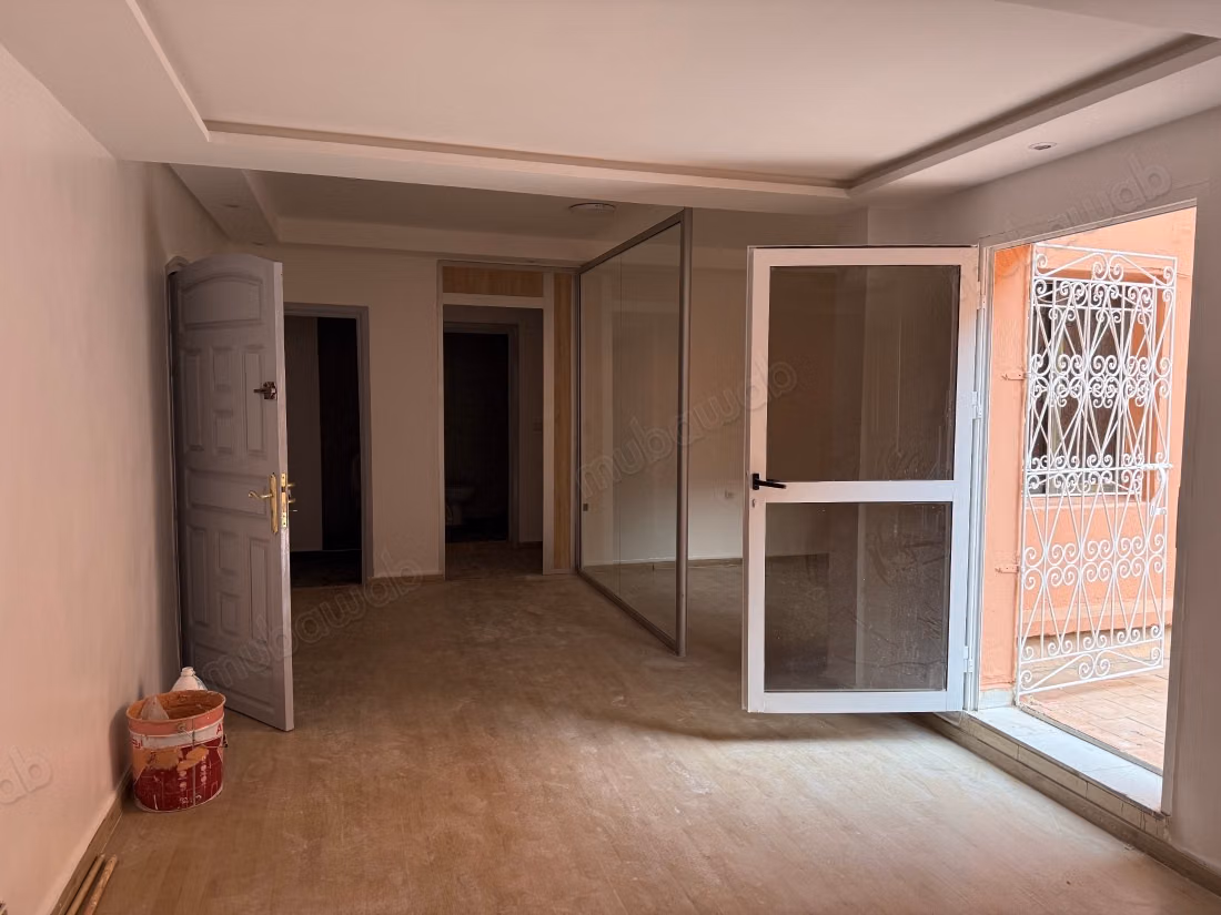 Bureaux en location à Guéliz. Surface de 120 m². Porte blindée et résidence sécurisée