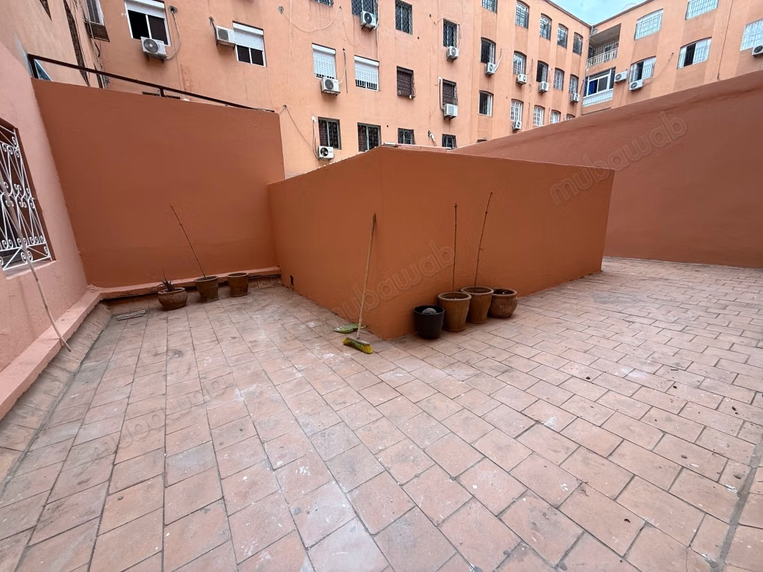 Bureaux en location à Guéliz. Surface de 120 m². Porte blindée et résidence sécurisée