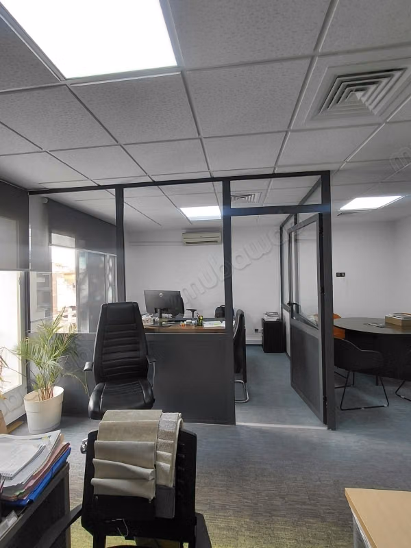 Bureaux à l'achat à Beauséjour. 
Surface totale 56 m². 
Porte sécurisée et chauffage central