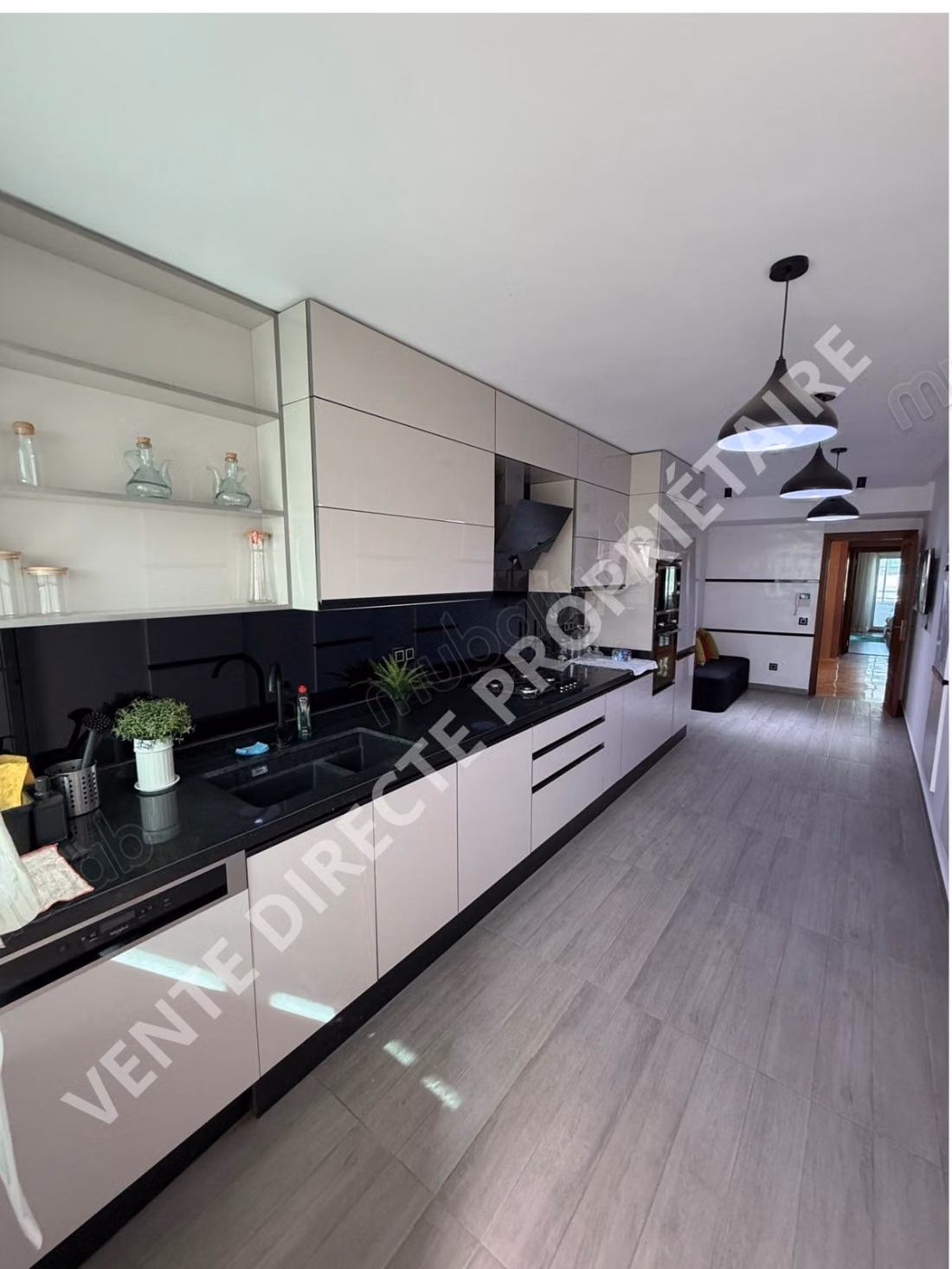 Appartement en vente au quartier des hôpitaux. 
Surface de 136 m². 
Bien meublé