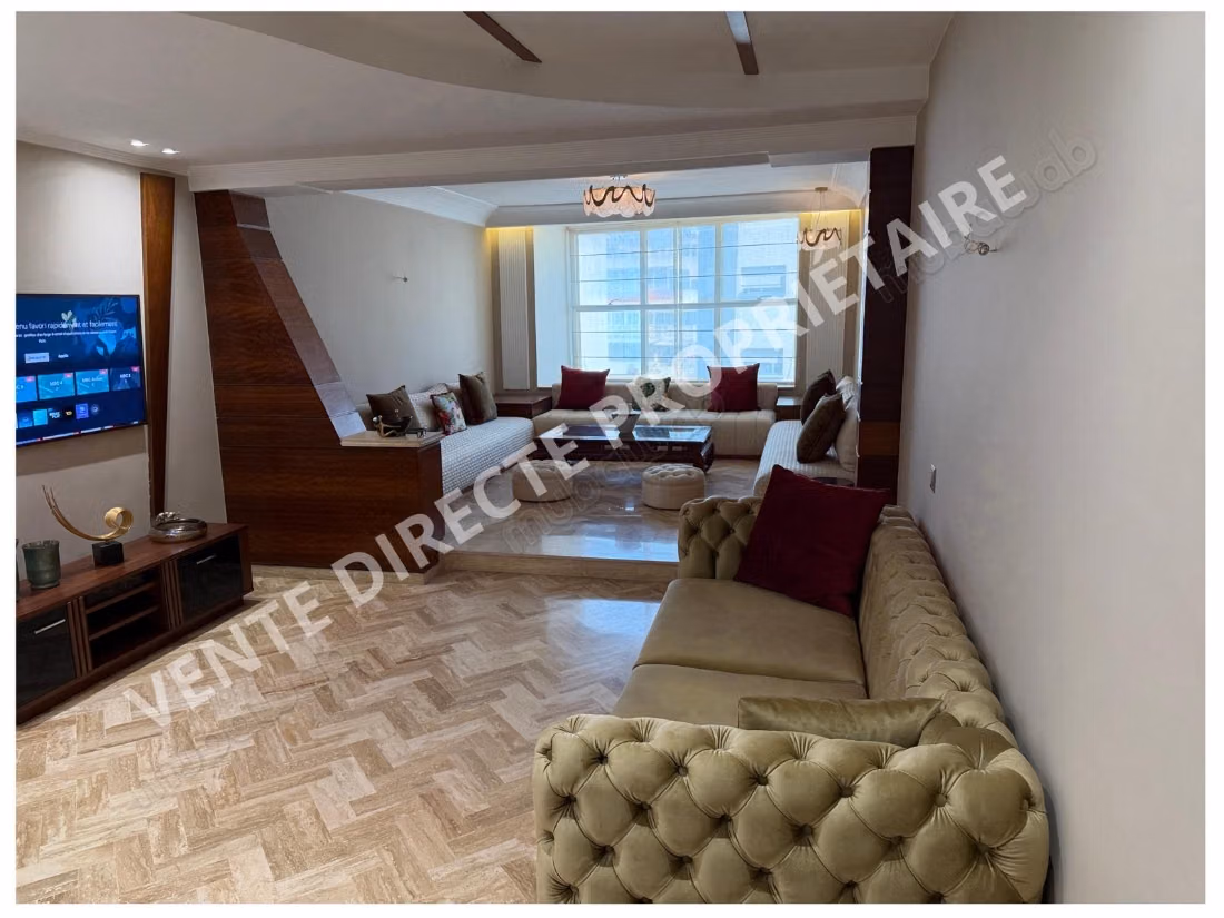 Appartement en vente au quartier des hôpitaux. 
Surface de 136 m². 
Bien meublé