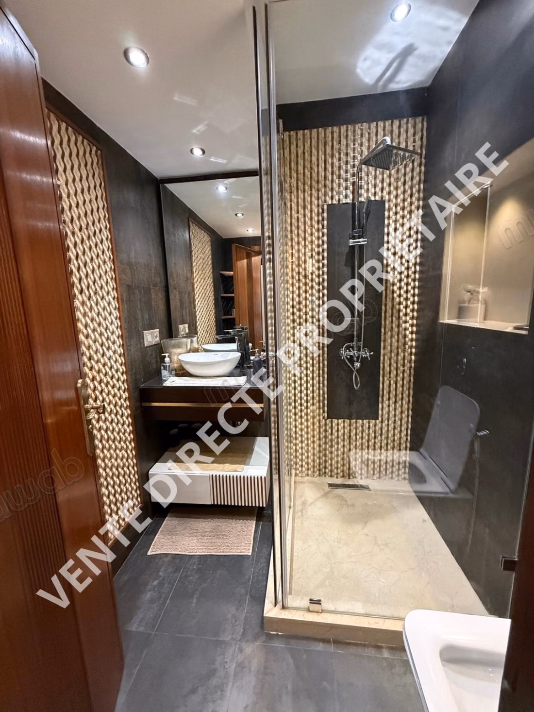 Appartement en vente au quartier des hôpitaux. 
Surface de 136 m². 
Bien meublé